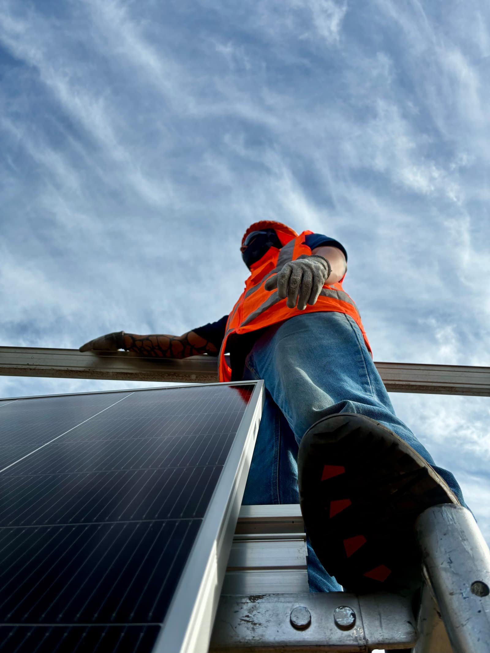 Equipo Aurovolt instalando paneles solares en terreno